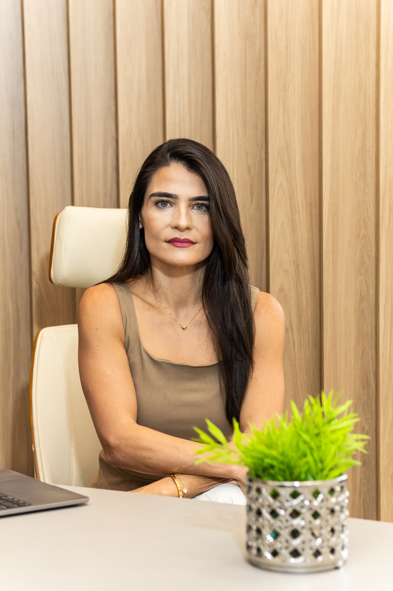 Dra Camila Pereira em seu consultório