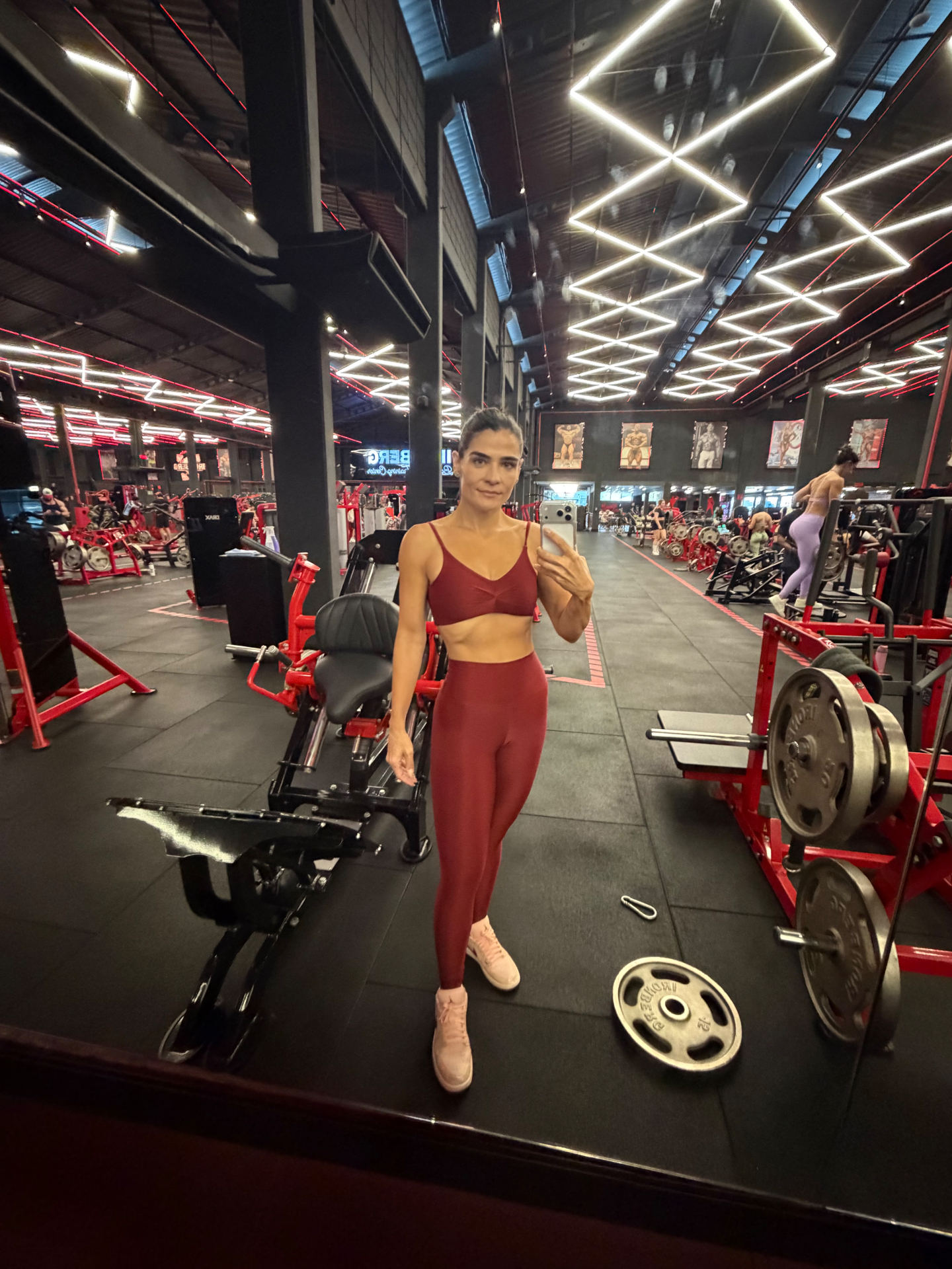Dra Camila Pereira em uma academia
